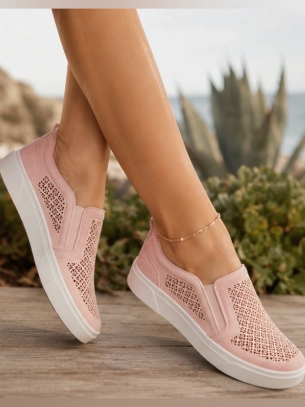 NWT Vionic Kimmie Roze Perforated Suede Slip On Sneaker 6.5